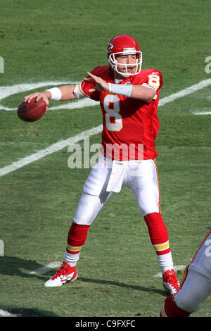 18. Dezember 2011 aussieht - Kansas City, Missouri, Vereinigte Staaten von Amerika - Kansas City Chiefs Quarterback Kyle Orton (8) während der ersten Hälfte Aktion übergeben. Die Chiefs führen die Packers 6-0 im Spiel am Arrowhead Stadium. (Kredit-Bild: © Jacob Paulsen/Southcreek/ZUMAPRESS.com) Stockfoto