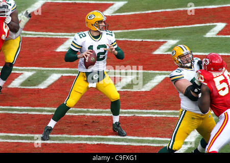 18. Dezember 2011 aussieht - Kansas City, Missouri, Vereinigte Staaten von Amerika - Green Bay Packers Quarterback Aaron Rodgers (12), während der ersten Hälfte Aktion übergeben. Die Chiefs führen die Packers 6-0 im Spiel am Arrowhead Stadium. (Kredit-Bild: © Jacob Paulsen/Southcreek/ZUMAPRESS.com) Stockfoto