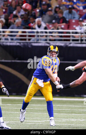 18. Dezember 2011 - Saint Louis, Missouri, USA - St. Louis Rams quarterback Kellen Clemens (10) wirft, während die NFL-Spiel zwischen den Cincinnati Bengals und den St. Louis Rams im Edward Jones Dome in St. Louis, Missouri. (Kredit-Bild: © Scott Kane/Southcreek/ZUMAPRESS.com) Stockfoto