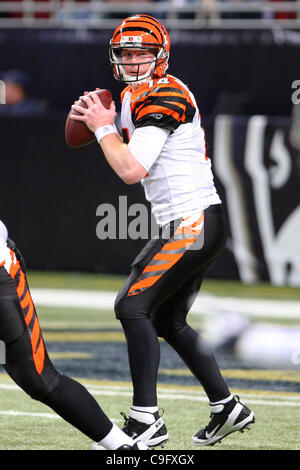 18. Dezember 2011 - Saint Louis, Missouri, USA - Cincinnati Bengals Quarterback Andy Dalton (14) in Aktion während der NFL-Spiel zwischen den Cincinnati Bengals und den St. Louis Rams im Edward Jones Dome in St. Louis, Missouri. (Kredit-Bild: © Scott Kane/Southcreek/ZUMAPRESS.com) Stockfoto