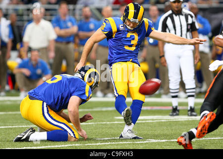 18. Dezember 2011 - tritt Saint Louis, Missouri, USA - St. Louis Rams Kicker Josh Brown (3) während der NFL-Spiel zwischen den Cincinnati Bengals und die St. Louis Rams in der Edward Jones Dome in St. Louis, Missouri. (Kredit-Bild: © Scott Kane/Southcreek/ZUMAPRESS.com) Stockfoto