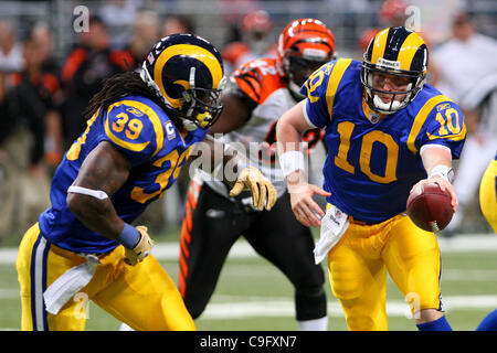 18. Dezember 2011 - Saint Louis, Missouri, USA - St. Louis Rams quarterback Kellen Clemens (10) Hände weg zu St. Louis Rams Running Back Steven Jackson (39), während die NFL-Spiel zwischen den Cincinnati Bengals und den St. Louis Rams im Edward Jones Dome in St. Louis, Missouri. Cincinnati Bengals defea Stockfoto