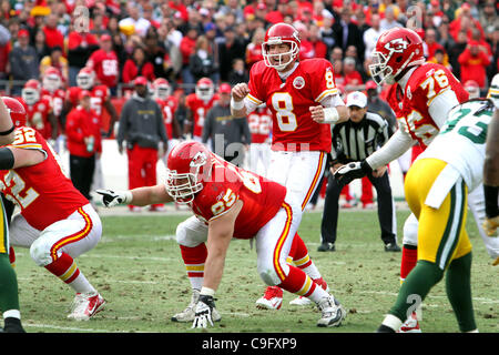 18. Dezember 2011 - Kansas City, Missouri, Vereinigte Staaten von Amerika - Kansas City Chiefs Quarterback Kyle Orton (8) ändert das Spiel während der zweiten Hälfte Aktion. Die Häuptlinge besiegen die Packers 19-14 im Spiel im Arrowhead Stadium. (Kredit-Bild: © Jacob Paulsen/Southcreek/ZUMAPRESS.com) Stockfoto