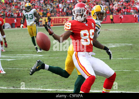 18. Dezember 2011 - Kansas City, Missouri, Vereinigte Staaten von Amerika - Kansas City Chiefs Wide Receiver Jon Baldwin (89) verkennt einen potenzielle Touchdown-Pass während der zweiten Hälfte Aktion. Die Häuptlinge besiegen die Packers 19-14 im Spiel im Arrowhead Stadium. (Kredit-Bild: © Jacob Paulsen/Southcreek/ZUMAPRES Stockfoto