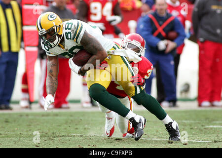 18. Dezember 2011 - Kansas City, Missouri, Vereinigte Staaten von Amerika - Kansas City Chiefs defensive zurück Travis Daniels (34) kuppelt Green Bay Packers-Tight-End Jermichael Finley (88) während der zweiten Hälfte Aktion. Die Häuptlinge besiegen die Packers 19-14 im Spiel im Arrowhead Stadium. (Kredit-Bild: © Jaco Stockfoto