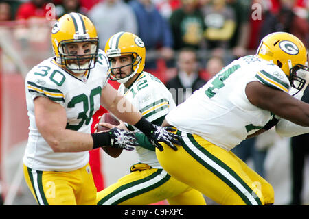 18. Dezember 2011 aussieht - Kansas City, Missouri, Vereinigte Staaten von Amerika - Green Bay Packers Quarterback Aaron Rodgers (12), während der zweiten Hälfte Aktion übergeben. Die Häuptlinge besiegen die Packers 19-14 im Spiel im Arrowhead Stadium. (Kredit-Bild: © Jacob Paulsen/Southcreek/ZUMAPRESS.com) Stockfoto