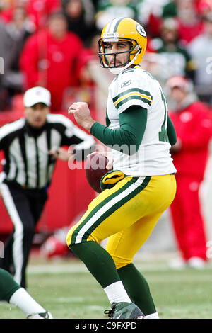 18. Dezember 2011 aussieht - Kansas City, Missouri, Vereinigte Staaten von Amerika - Green Bay Packers Quarterback Aaron Rodgers (12), während der zweiten Hälfte Aktion übergeben. Die Häuptlinge besiegen die Packers 19-14 im Spiel im Arrowhead Stadium. (Kredit-Bild: © Jacob Paulsen/Southcreek/ZUMAPRESS.com) Stockfoto