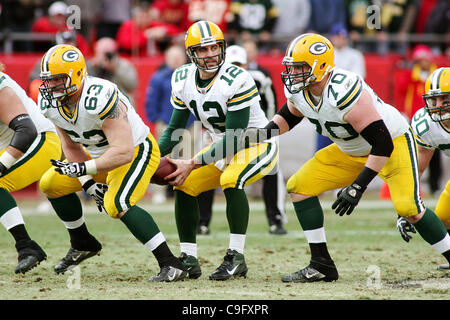 18. Dezember 2011 - Kansas City, Missouri, Vereinigte Staaten von Amerika - Green Bay Packers Quarterback Aaron Rodgers (12) nimmt die Snap vom Center Scott Wells (63) während der zweiten Hälfte Aktion. Die Häuptlinge besiegen die Packers 19-14 im Spiel im Arrowhead Stadium. (Kredit-Bild: © Jacob Paulsen/Southcreek/ZU Stockfoto