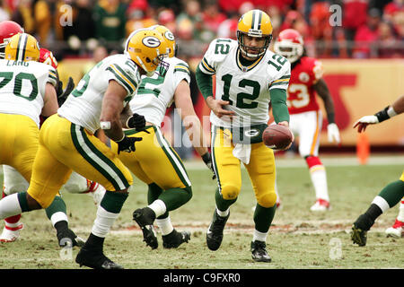 18. Dezember 2011 - Kansas City, Missouri, Vereinigte Staaten von Amerika - Green Bay Packers Quarterback Aaron Rodgers (12) täuscht eine Hand aus, Runningback Ryan Grant (25) während der zweiten Hälfte Aktion. Die Häuptlinge besiegen die Packers 19-14 im Spiel im Arrowhead Stadium. (Kredit-Bild: © Jacob Paulsen/Southcre Stockfoto