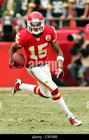 18. Dezember 2011 - Kansas City, Missouri, Vereinigte Staaten von Amerika - Kansas City Chiefs Wide Receiver Steve Breaston (15) klettert für Birdie während der zweiten Hälfte Aktion. Die Häuptlinge besiegen die Packers 19-14 im Spiel im Arrowhead Stadium. (Kredit-Bild: © Jacob Paulsen/Southcreek/ZUMAPRESS.com) Stockfoto