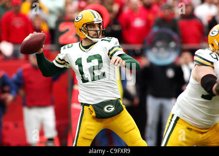 18. Dezember 2011 aussieht - Kansas City, Missouri, Vereinigte Staaten von Amerika - Green Bay Packers Quarterback Aaron Rodgers (12), während der zweiten Hälfte Aktion übergeben. Die Häuptlinge besiegen die Packers 19-14 im Spiel im Arrowhead Stadium. (Kredit-Bild: © Jacob Paulsen/Southcreek/ZUMAPRESS.com) Stockfoto