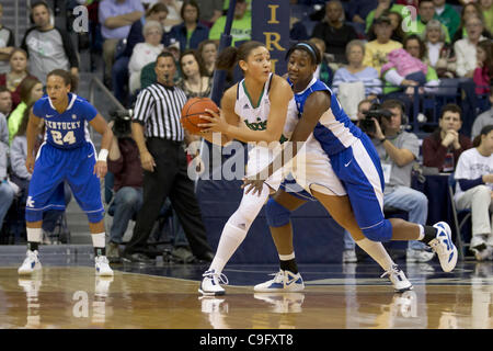 18. Dezember 2011 - South Bend, Indiana, USA - Notre Dame nach vorne Natalie Achonwa (#11) sieht den Ball als Kentucky nach vorne, die, den Brittany Henderson (#40) im ersten Halbjahr Aktion während der NCAA Frauen-Basketball-Spiel zwischen Kentucky und Notre Dame verteidigt.  Die Notre Dame Fighting Irish besiegt die Kentuc Stockfoto