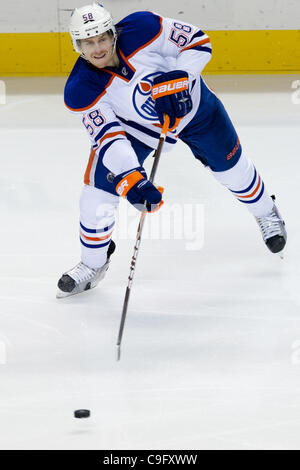 17. Dezember 2011 - San Jose, Kalifornien, übergibt US - Oilers Verteidiger Jeff Petry (58) den Puck in das NHL-Spiel zwischen den San Jose Sharks und den Edmonton Oilers im HP Pavilion in San Jose, CA.  Die Haie gewann 3-2. (Kredit-Bild: © Matt Cohen/Southcreek/ZUMAPRESS.com) Stockfoto