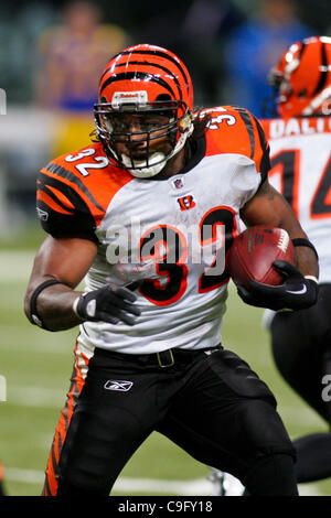 18. Dezember 2011 - Saint Louis, Missouri, USA - Cincinnati Bengals Runningback läuft Cedric Benson (32) in ein TD während der NFL-Spiel zwischen den St. Louis Rams und den Cincinnati Bengals Edward Jones Dome in St. Louis, Missouri. Bengals besiegte die Rams 20-13. (Kredit-Bild: © Jimmy Simmo Stockfoto