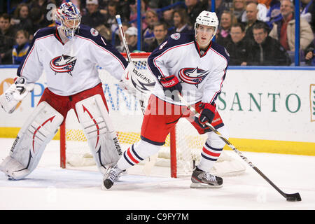 18. Dezember 2011 - Saint Louis, Missouri, USA - Columbus Blue Jackets Verteidiger John Moore (4) und Columbus Blue Jackets Torwart Steve Mason (1) in Aktion während eines NHL-Spiels zwischen den Columbus Blue Jackets und den St. Louis Blues im Scottrade Center in Saint Louis, Missouri. (Kredit-Bild: © Scott Stockfoto