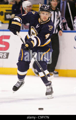 18. Dezember 2011 - Saint Louis, Missouri, USA - St. Louis Blues Verteidiger Kris Russell (4) in Aktion während eines NHL-Spiels zwischen den Columbus Blue Jackets und den St. Louis Blues im Scottrade Center in Saint Louis, Missouri. (Kredit-Bild: © Scott Kane/Southcreek/ZUMAPRESS.com) Stockfoto