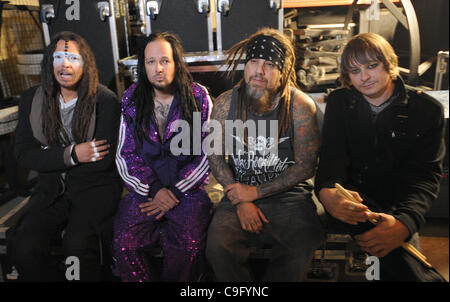 14. November 2011 - Duluth, GA, USA - DULUTH, GA - NOVEMBER 12: Die Band Korn vor der Durchführung bei Wild Bill in Duluth, Georgia auf Samstag, 12. November 2011. Von links nach rechts sind Gitarrist James "Munky" Shaffer, Lead-Sänger Jonathan Davis, Bassist Reginald "Fieldy" Arvizu und Schlagzeuger Ray Luz Stockfoto