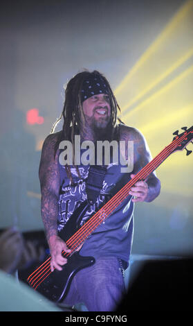 14. November 2011 - Duluth, GA, USA - DULUTH, GA - NOVEMBER 12: Bassist Reginald "Fieldy" Arvizu der Band Korn führt auf Wild Bill in Duluth, Georgia am Samstag, 12. November 2011. Die Band hat umarmt London-Industrie electronic Dance-Genre von Dubstep über ihr neues Album '' Pfad Totalit Stockfoto