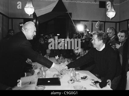 Als eine Masse Volksbewegung für Reformen etabliert Datei Foto: folgt eine brutale Polizeirazzia auf friedlichen Marsch der Studenten am 17. November 1989, prominente Mitglieder der Charta 77 und andere Dissidenten Organisationen, Studierende und Akteuren des Bürgerforums. Vaclav Havel, richtige und kommunistischen premier La Stockfoto