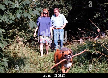 Datei Foto: Präsident Vaclav Havel und seiner Frau Dagmar Havlová erholen Sie sich in ihrer Hradecek Hütte, September 1997. Vaclav Havel starb am Sonntag, 18. Dezember 2011, im Alter von 75. Havel, ein dissident Dramatiker von Kommunisten, inhaftiert wurde tschechoslowakische und tschechische Präsident und ein Symbol des Friedens und der Freiheit Stockfoto