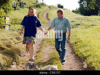 Datei Foto: Präsident Vaclav Havel und seiner Frau Dagmar Havlová erholen Sie sich in ihrer Hradecek-Hütte, September 1997.Vaclav Havel starb am Sonntag, 18. Dezember 2011, im Alter von 75. Havel, ein dissident Dramatiker von Kommunisten, inhaftiert wurde tschechoslowakische und tschechische Präsident und ein Symbol des Friedens und der Freiheit Stockfoto