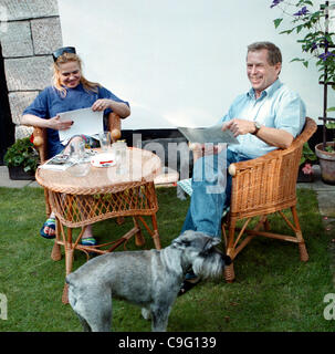 Datei Foto: Präsident Vaclav Havel und seiner Frau Dagmar Havlová erholen Sie sich mit ihrem Hund Stadt in ihrer Hradecek-Hütte, September 1997.Vaclav Havel starb am Sonntag, 18. Dezember 2011, im Alter von 75. Havel, ein dissident Dramatiker von Kommunisten, inhaftiert wurde tschechoslowakische und tschechische Präsident und ein Symbol Stockfoto