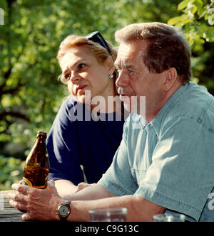 Datei Foto: Präsident Vaclav Havel und seiner Frau Dagmar Havlová erholen Sie sich in ihrer Hradecek-Hütte, September 1997.Vaclav Havel starb am Sonntag, 18. Dezember 2011, im Alter von 75. Havel, ein dissident Dramatiker von Kommunisten, inhaftiert wurde tschechoslowakische und tschechische Präsident und ein Symbol des Friedens und der Freiheit Stockfoto