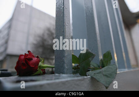 Eine Rose von einem ehemaligen Bürger der Deutschen Demokratischen Republik (DDR oder Ostdeutschland) links liegt an der nordkoreanischen Botschaft in Berlin, Deutschland, auf Montag, 19. Dezember 2011. Der Tod von Nordkoreas Führer Kim Jong-Il, wurde am selben Tag bekannt gegeben. Stockfoto