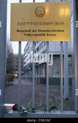 Eine Rose von einem ehemaligen Bürger der Deutschen Demokratischen Republik (DDR oder Ostdeutschland) links liegt an der nordkoreanischen Botschaft in Berlin, Deutschland, auf Montag, 19. Dezember 2011. Der Tod von Nordkoreas Führer Kim Jong-Il, wurde am selben Tag bekannt gegeben. Stockfoto