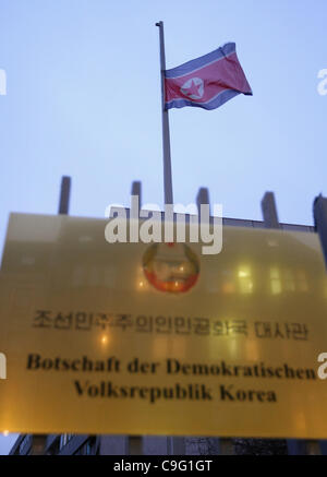 Ein nordkoreanischer Flagge weht auf Halbmast vor dem Land Botschaft in Berlin, Deutschland, auf Montag, 19. Dezember 2011. Der Tod von Nordkoreas Führer Kim Jong-Il, wurde am selben Tag bekannt gegeben. Stockfoto