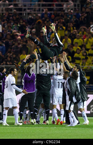 Al-Sadd Teamgruppe, 18. Dezember 2011 - Fußball / Fußball: Torhüter Mohamed Saqr von Al-Sadd wird von seinen Teamkameraden in der Luft geworfen, als sie feiert nach dem Sieg des Elfmeterschießen während der FIFA Club World Cup dritten Spiel um Platz zwischen Kashiwa Reysol 0(3-5) 0 Al-Sadd Sports Club am internationa Stockfoto