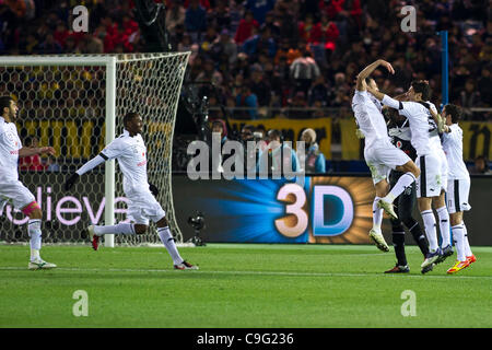 Al-Sadd Teamgruppe, 18. Dezember 2011 - Fußball / Fußball: Torhüter Mohamed Saqr von Al-Sadd feiert mit seinen Teamkollegen nach Elfmeterschießen gewann, während der FIFA Club World Cup dritten Spiel um Platz zwischen Kashiwa Reysol 0(3-5) 0 Al-Sadd Sports Club im International Stadium Yokohama in Ka Stockfoto