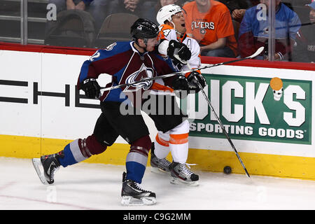 19. Dezember 2011 - Denver, Colorado, Vereinigte Staaten von Amerika - Philadelphia Flyers Verteidiger Kimmo Timonen (44) reagiert nach immer hoch geklebt von Colorado Avalanche linken Gabriel Landeskog (92) in der ersten Periode. Philadelphia führt nach einer 1: 0. Der Colorado Avalanche gehostet Philadelphia Fl Stockfoto