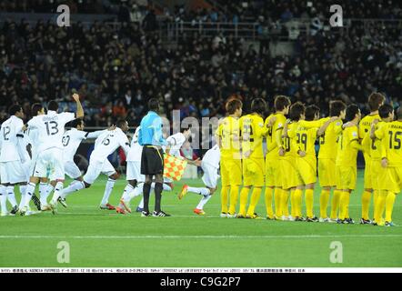 Zwei team-Gruppe, 18. Dezember 2011 - Fußball / Fußball: Al-Sadd Spieler feiern gewann das Elfmeterschießen während der FIFA Club World Cup dritten Spiel um Platz zwischen Kashiwa Reysol 0(3-5) 0 Al-Sadd Sports Club im International Stadium Yokohama in Kanagawa, Japan. (Foto von Tokuhara/AFLO Takamoto) Stockfoto