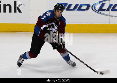 19. Dezember 2011 - Denver, Colorado, Vereinigte Staaten von Amerika - Colorado Avalanche Verteidiger Shane O'Brien (5) steuert den Puck in der zweiten Periode gegen die Philadelphia Flyers. Der Colorado Avalanche veranstaltete die Philadelphia Flyers im Pepsi Center in Denver, CO. (Credit-Bild: © Jesaja Downing/Southcree Stockfoto