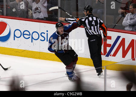 19. Dezember 2011 reagiert - Denver, Colorado, Vereinigte Staaten von Amerika - Colorado Avalanche linken Flügel Gabriel Landeskog (92) nach seinem Tor in der zweiten Periode gegen die Philadelphia Flyers. Der Colorado Avalanche veranstaltete die Philadelphia Flyers im Pepsi Center in Denver, CO. (Credit-Bild: © Jesaja Downing/S Stockfoto