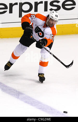 19. Dezember 2011 - Denver, Colorado, Vereinigte Staaten von Amerika - Philadelphia Flyers rechten Flügel Jaromir Jagr (68) übergibt den Puck in der zweiten Periode gegen die Colorado Avalanche. Der Colorado Avalanche veranstaltete die Philadelphia Flyers im Pepsi Center in Denver, CO. (Credit-Bild: © Jesaja Downing/Southcreek / Stockfoto