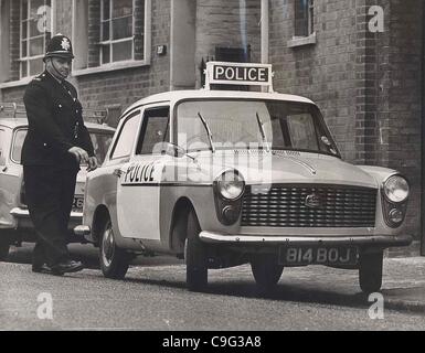 11. Oktober 1966 - bereit Birmingham, England, Vereinigtes Königreich - Polizist KEN MILLER in der Nähe von seinem 'Panda' Auto für Patrouille. (Kredit-Bild: © KEYSTONE Pictures/ZUMAPRESS.com) Stockfoto