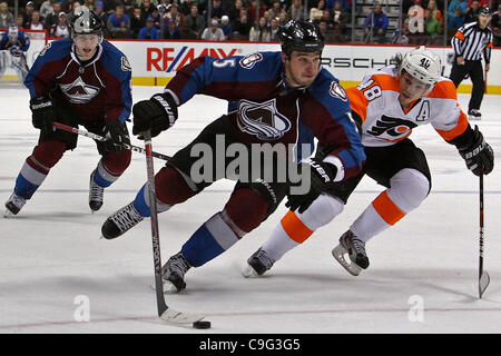 19. Dezember 2011 - Denver, Colorado, Vereinigte Staaten von Amerika - Colorado Avalanche Verteidiger Shane O'Brien (5) schützt den Puck aus Philadelphia Flyers Center Danny Briere (48) in der dritten Periode. Die Avalanche gewann 3-2 in eine Schießerei Überstunden. Der Colorado Avalanche veranstaltete die Philadelphia Flyers in der Pepsi Stockfoto