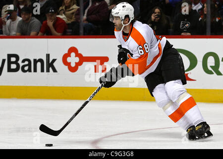 19. Dezember 2011 - Denver, Colorado, Vereinigte Staaten von Amerika - Philadelphia Flyers rechten Flügel Jaromir Jagr (68) bringt den Puck aus seinem Ende in der dritten Periode gegen die Colorado Avalanche. Die Avalanche gewann 3-2 in eine Schießerei Überstunden. Der Colorado Avalanche veranstaltete die Philadelphia Flyers in den Pepsi-Cent Stockfoto