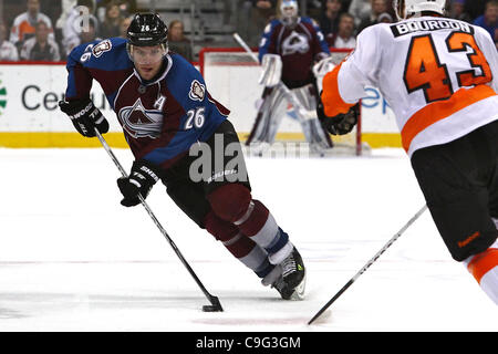 19. Dezember 2011 - Denver, Colorado, Vereinigte Staaten von Amerika - Colorado Avalanche Center Paul Stastny (26) steuert den Puck in der dritten Periode gegen die Philadelphia Flyers. Die Avalanche gewann 3-2 in eine Schießerei Überstunden. Der Colorado Avalanche veranstaltete die Philadelphia Flyers im Pepsi Center in Denver, CO. Stockfoto