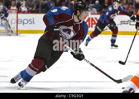 19. Dezember 2011 - Denver, Colorado, Vereinigte Staaten von Amerika - Colorado Avalanche Center Matt Duchene (9) zieht den Puck in der offensive Zone in der dritten Periode gegen die Philadelphia Flyers. Die Avalanche gewann 3-2 in eine Schießerei Überstunden. Der Colorado Avalanche veranstaltete die Philadelphia Flyers in der Pepsi-C Stockfoto