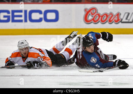 19. Dezember 2011 - Denver, Colorado, Vereinigte Staaten von Amerika - Colorado Avalanche Verteidiger Shane O'Brien (5) steuert den Puck aus dem Eis in der dritten Periode gegen die Philadelphia Flyers. Die Avalanche gewann 3-2 in eine Schießerei Überstunden. Der Colorado Avalanche veranstaltete die Philadelphia Flyers in den Pepsi-Cent Stockfoto