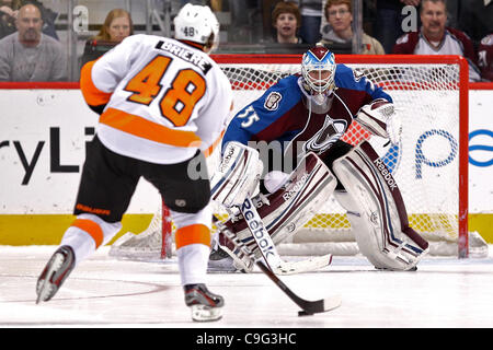 19. Dezember 2011 - Denver, Colorado, Vereinigte Staaten von Amerika - Colorado Avalanche Torhüter Jean-Sébastien Giguère (35) hält ein Auge auf den Puck als Philadelphia Flyers-Danny Briere (48) Ansätze in der Überstunden-Schießerei Center. Die Avalanche gewann 3-2. Der Colorado Avalanche veranstaltete die Philadelphia Flyers in der Pe Stockfoto