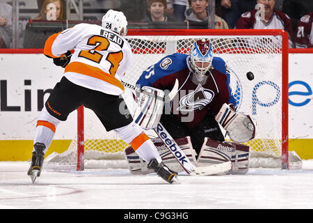 19. Dezember 2011 vermisst - Denver, Colorado, Vereinigte Staaten von Amerika - Philadelphia Flyers rechten Flügel Matt Read (24) eine Goldmedaille mit Überstunden gegen Colorado Avalanche Torhüter Jean-Sébastien Giguère (35). Die Avalanche gewann 3-2 in eine Schießerei Überstunden. Der Colorado Avalanche veranstaltete die Philadelphia Flyers in der Stockfoto