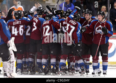 19. Dezember 2011 - Denver, Colorado, Vereinigte Staaten von Amerika - Colorado Avalanche Center Matt Duchene (9) feiert ein Überstunden Shootout mit seinen Teamkollegen zu gewinnen. Die Avalanche gewann 3-2 in eine Schießerei Überstunden. Der Colorado Avalanche veranstaltete die Philadelphia Flyers im Pepsi Center in Denver, CO. (Credit-Bild: Stockfoto