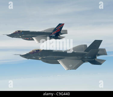 AF-1 (hinten) und AF-2, F-35A Lightning II gemeinsame Kämpfer zu schlagen, komplett einen Testflug 11. Mai 2010, in Vorbereitung auf den nonstop-Flug 17 Mai zur Edwards Air Force Base, Kalifornien, erweiterten Flugbetrieb Test beginnen.  Air Force Testpilot Oberstleutnant Hank Griffiths und Lockheed Martin Chef test Stockfoto