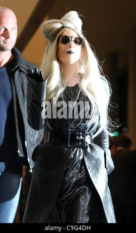 20. Dezember 2011 kommt - Narita, Japan - amerikanische Pop-Sängerin Lady Gaga am Narita International Airport am 20. Dezember 2011 in Narita, Japan. (Kredit-Bild: © Koichi Kamoshida/Jana Press/ZUMAPRESS.com) Stockfoto