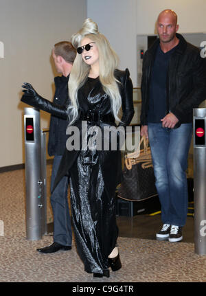 20. Dezember 2011 kommt - Narita, Japan - amerikanische Pop-Sängerin Lady Gaga am Narita International Airport am 20. Dezember 2011 in Narita, Japan. (Kredit-Bild: © Koichi Kamoshida/Jana Press/ZUMAPRESS.com) Stockfoto