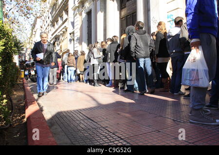 Griechenland, Athen, 20.12.2011, Menschen warten in einer langen Reihe während des ersten Tages Ticket zu verkaufen, um ein Ticket für die Red Hot Chili Peppers Konzert in Athen in 09.04.2012 kaufen. Die Linie war mehr als 100 Meter lang bei 10:30 beim Öffnen des Kassenhäuschen. Stockfoto